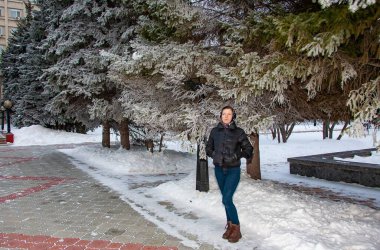 Karlı güzel bir kızın kış portresi