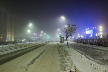 Rüzgarlı, sisli bir şehir. Şehir Işıkları