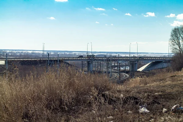 Σιδηρόδρομος Κάτω Από Την Γέφυρα Αυτοκινήτων — Φωτογραφία Αρχείου