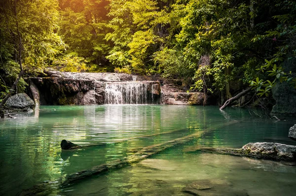 Водопад в тропических лесах летом, самое теплое время года в Таиланде . — стоковое фото
