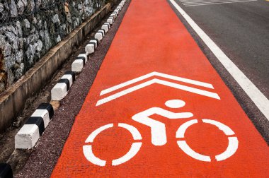 Anayolun yanındaki bisiklet yolunda bisiklet sembolü