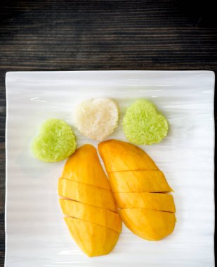 Tayland usulü tropik tatlı, yapışkan pirinçli mango..