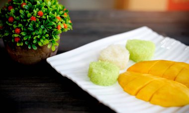 Tayland usulü tropik tatlı, yapışkan pirinçli mango..