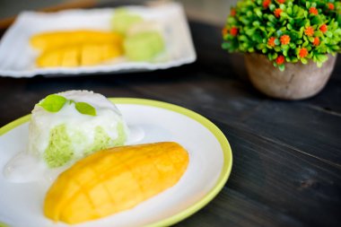 Tayland usulü tropik tatlı, yapışkan pirinçli mango..