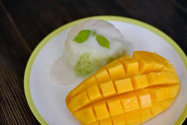 Tayland usulü tropik tatlı, yapışkan pirinçli mango..
