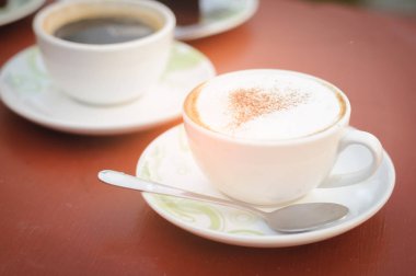 Kahve dükkanında kahve fincanı, dinlenme saatlerinde enerji.