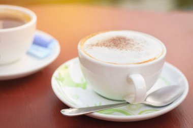 Kahve dükkanında kahve fincanı, dinlenme saatlerinde enerji.