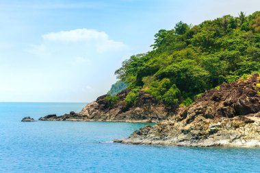 Dağlar ve deniz manzarası mavi gökyüzü, Koh Chang, Trat Tayland