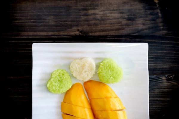 Tayland usulü tropik tatlı, yapışkan pirinçli mango..