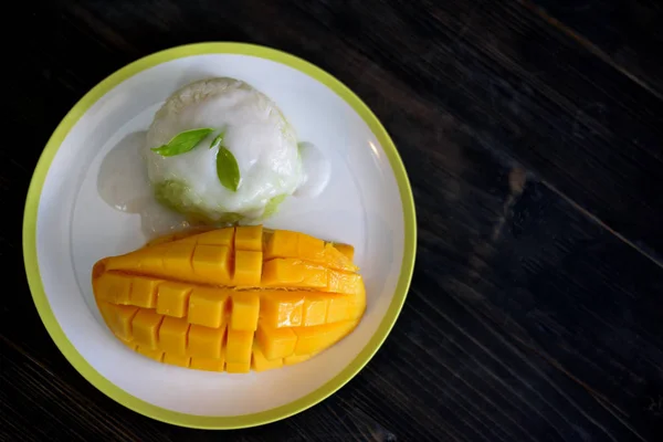 Tayland usulü tropik tatlı, yapışkan pirinçli mango..