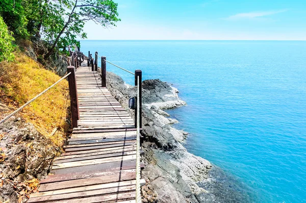 Tropikal ada deniz manzarasında uzun tahta köprü köşkü Koh Chang, Trat Tayland
