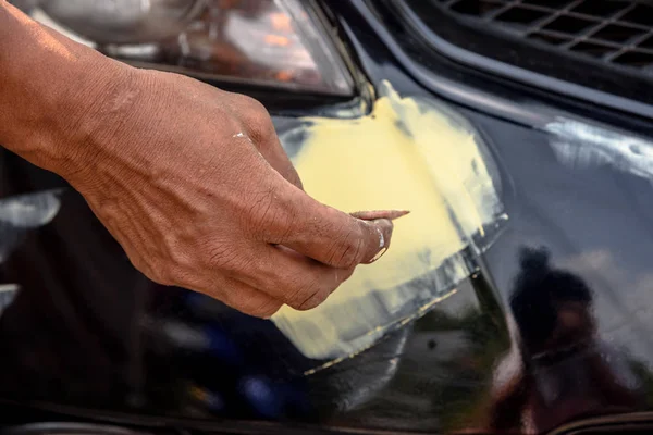 Mekaniker arbetare reparatör fastställande kliade på bilens kaross och förbere — Stockfoto