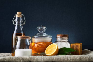 Doğal temizlik araçları: sabun, sirke, tuz, limon ve ev bakımı için sodyum bikarbonat. Sağlık koruması