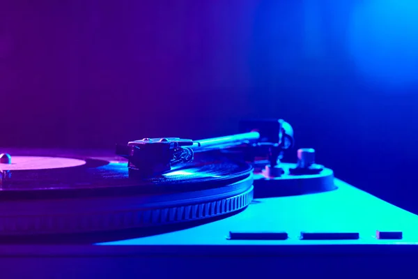 Retro dalga, 80 'ler. Parlak ışıklı bir plak çalar. Vinil analog turntable. Sentetik dalga ve buhar dalgası konsepti.