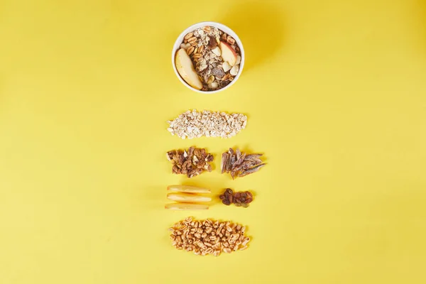 Tigela com granola saborosa e ingredientes sobre fundo de cor — Fotografia de Stock