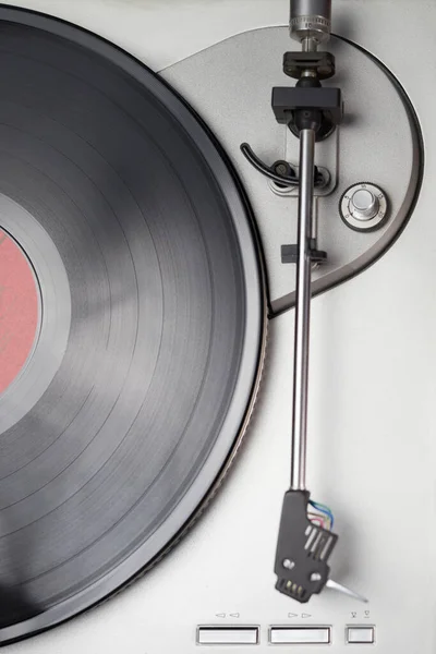 Klasický gramofon. Vinylová otočná deska z barevného kovu. Retro audio zařízení pro vinyl disk. — Stock fotografie