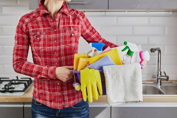 Mujer joven preparándose para limpiar la cocina — Foto de Stock