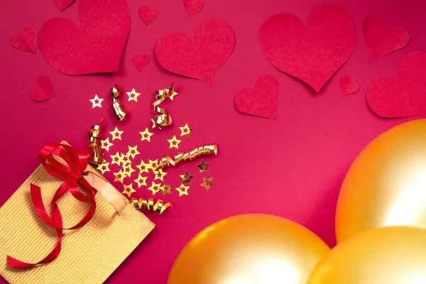Paquete de regalo de oro de San Valentín con cinta roja, confeti — Foto de Stock