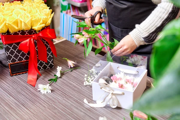 Vista cortada de florista feminino fazendo composição buquê de flores na loja de flores . — Fotografia de Stock