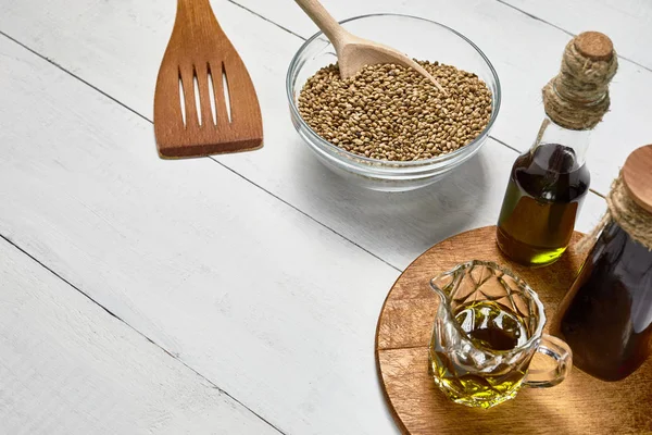 Semilla Cáñamo Cuenco Vidrio Mesa Aceite Prensado Frío Frasco Vidrio —  Fotos de Stock