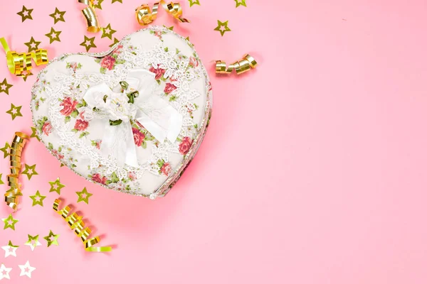 Caja Regalo San Valentín Forma Corazón Sobre Papel Rosa Fondo — Foto de Stock