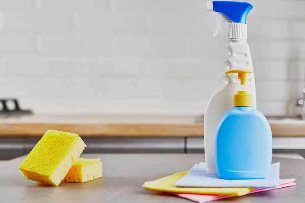 Esponja Amarilla Dos Botellas Plástico Mesa Madera Con Paños Color — Foto de Stock