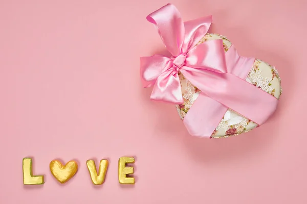 Caja Regalo San Valentín Forma Corazón Con Cinta Curva Rosa — Foto de Stock