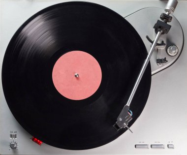 Klasik müzik çalar. Renkli metalik vinil turntable. Vinil disk için ses donanımı.