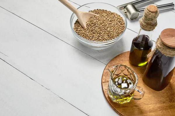 Hemp Seed Glass Bowl Garlic Pressing Masher Table Oil Glass — Stock Photo, Image
