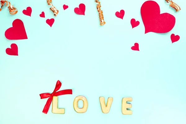 Palavra Amor Com Corações Papel Vermelho Confete Fundo Azul Fundo — Fotografia de Stock