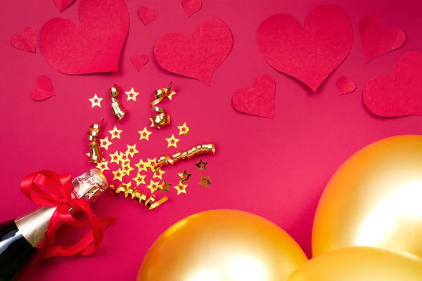 ピンクの背景に金色の気球と紙の心を持つバレンタインデーの背景 シャンパンとのホリデーパーティーのコンセプト — ストック写真
