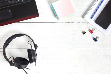 Metnin için fotokopi alanı olan boş ofis masası arkaplanı. Üst Manzara. Bilgisayarı ve kulaklığı olan iş ve ofis malzemeleri..