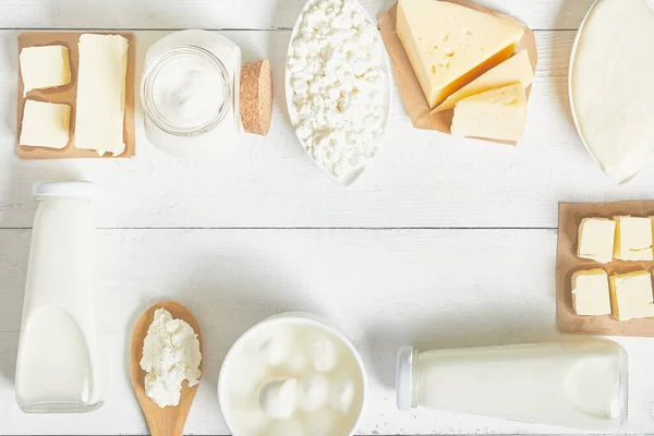 Süt ürünleri ve süt ürünlerinin beyaz arkaplandaki üst görüntüsü. Süt, ekşi krema, mozzarella, kefir, yoğurt, tereyağı, peynir çeşitleri. Düz Düzen