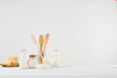 Taze süt, süzme peynir, ekşi krema, peynir, tereyağı, yumurta ahşap bir masada. Sütün yararlılığı, yetişkinler ve çocuklar için süt ürünleri. Doğal ürünlerin yaşamı.