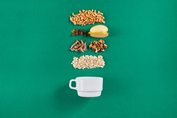 Skål Med Välsmakande Granola Och Ingredienser Färg Bakgrund — Stockfoto