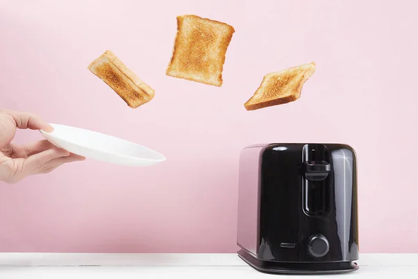 Tostlar Modern Tost Makinesinden Fırladı Bir Bardak Sütün Yanında Havalandırma — Stok fotoğraf