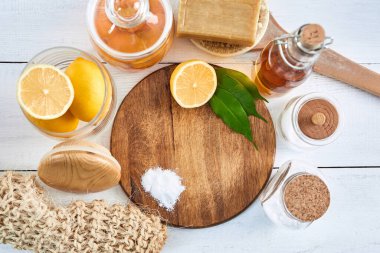 Doğal eko el yapımı deterjan, kabartma tozu, sabun, sirke, tuz, sürdürülebilir yaşam tarzında limon. sıfır atık kavramı