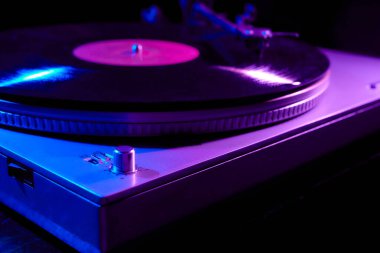 Retro dalga, 80 'ler. Neon lambalı bir pikap. Vinil analog turntable. Sentetik dalga ve buhar dalgası konsepti.