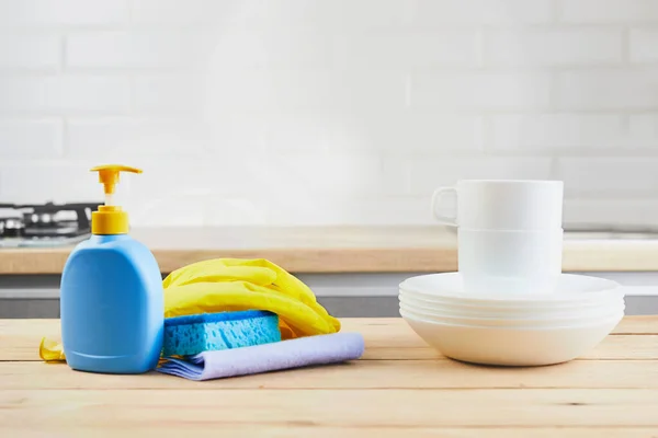 Esponja Guantes Botella Mesa Madera Con Paños Color Fondo Cocina — Foto de Stock