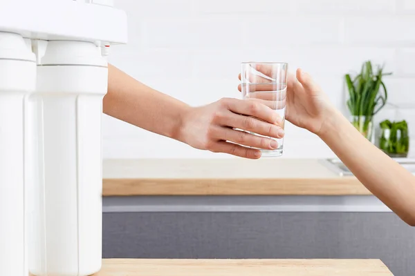 Mano Della Donna Vetro Acqua Purificata Suo Bambino Concetto Depurazione — Foto Stock