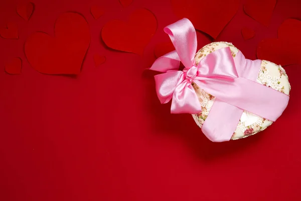 Caja Regalo San Valentín Forma Corazón Con Cinta Rosa Corazón — Foto de Stock