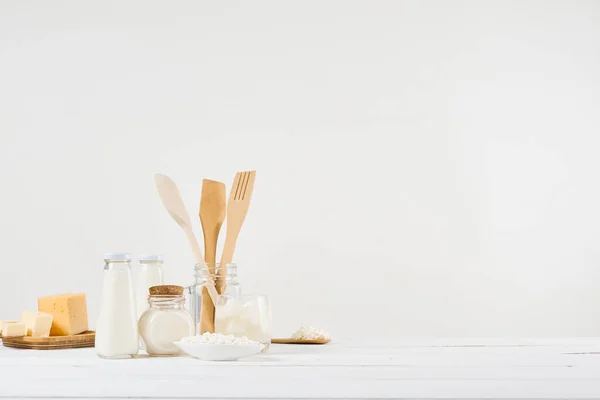白い背景に新鮮な乳製品 牛乳のガラス瓶 サワークリームのボウル カッテージチーズとベーキング小麦粉とモッツァレラチーズ — ストック写真