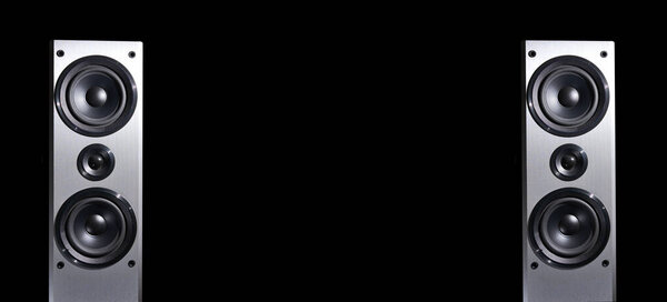 Hi-fi спикеры на чёрном фоне
