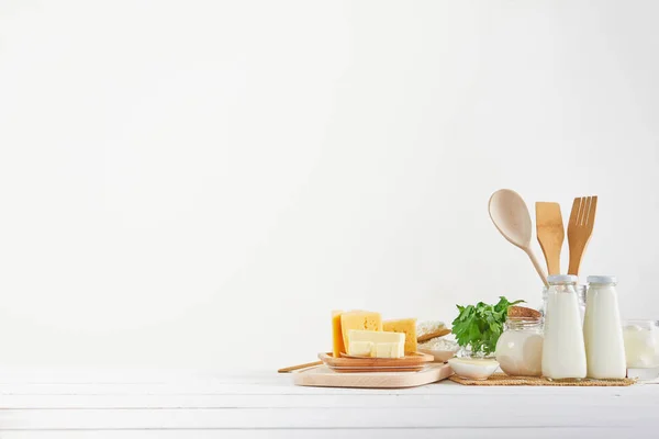 新鮮な牛乳 カッテージチーズ サワークリーム チーズ バター 木製のテーブルの上に 牛乳の有用性 大人と子供のための乳製品 天然物の静物画 — ストック写真