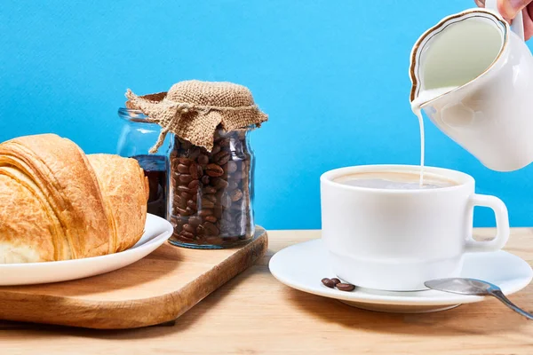 Snídaně Croissants Fresh Křupavé Croissanty Káva Modrém Pozadí Dřevěný Stůl — Stock fotografie