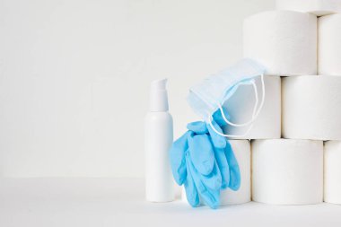 Tuvalet kağıdı, el dezenfektanı ve tıbbi maske. Koronavirüs salgınının paniği