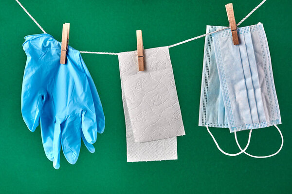 Концепция - нехватка туалетной бумаги о КОВИД-19. Паника во время пандемии коронавируса. туалетная бумага на веревке
.