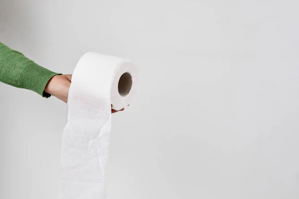 Концепция Нехватки Туалетной Бумаги Женщина Держит Рулон Туалетной Бумаги — стоковое фото