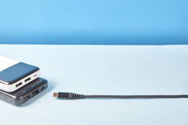 Mobil cihazları şarj etmek için güç bankaları. Beyaz ve siyah akıllı telefon şarj aleti. Mobil cihazlar için dış batarya. Kapat.