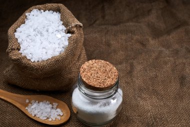 Torbadaki tuz ve kaşıkla meşe brandasında yakın plan
